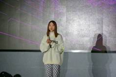 女孩站在墙边描述已自动生成